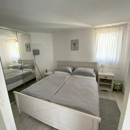 Flora 1 Apartment