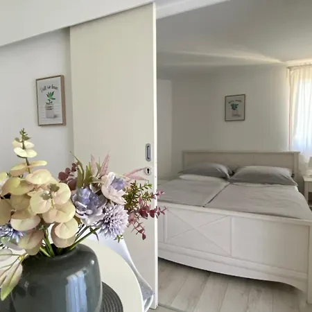 Apartamento Flora 1 *